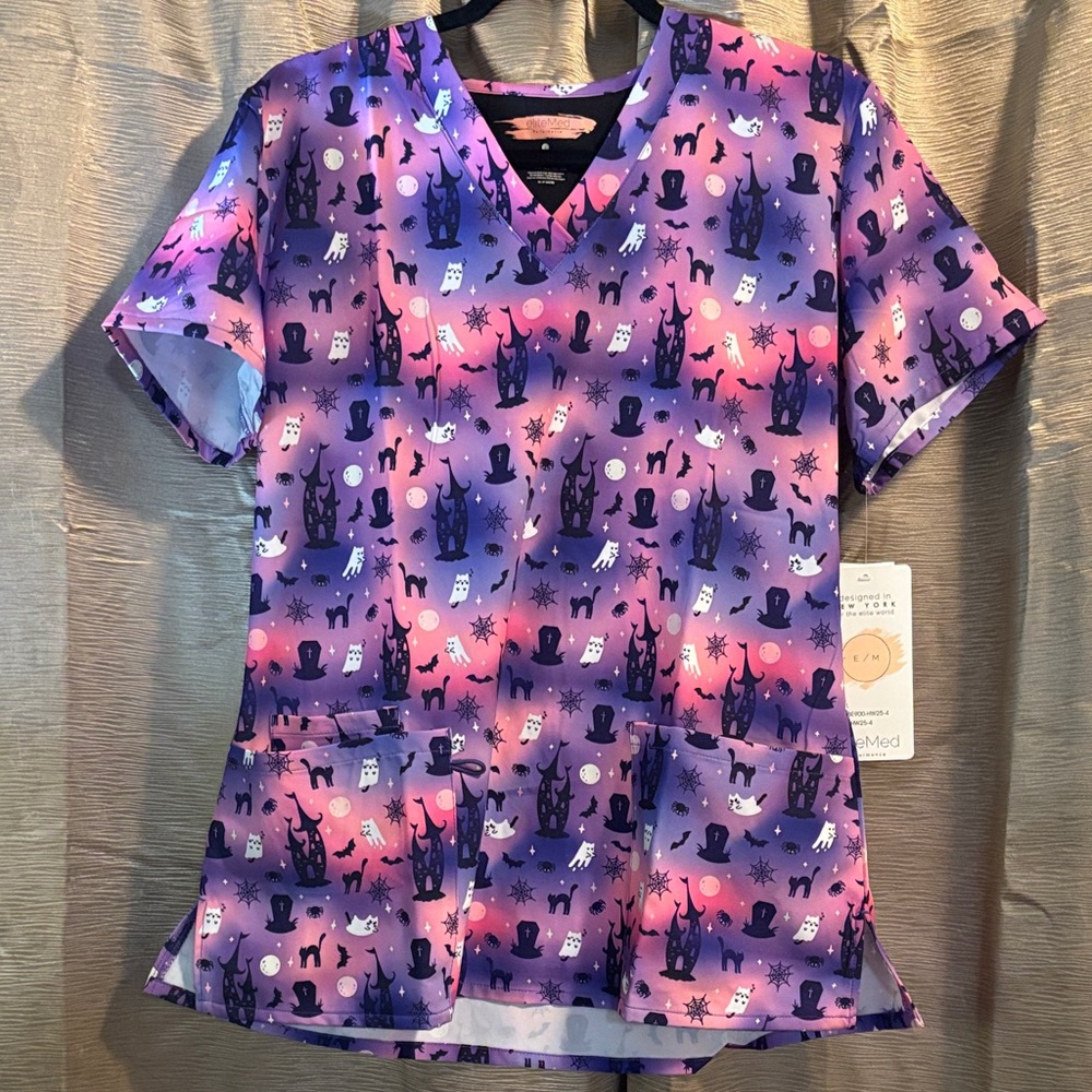 BNWT WOMENS SIZE LARGE HALLOWEEN THEME SCRUB TOP